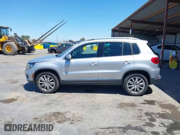 2016 Volkswagen Tiguan S z VIN WVGAV7AXXGW537679, wystawiony jako IAAI lot #42345024 z przebiegiem 92 229 mil mil oraz . Historia ofert i sprzedaży dostępna na DreamBid. Obrazek 14.