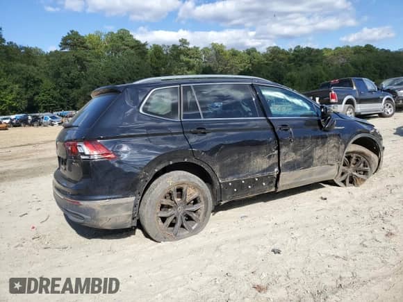 2022 Volkswagen Tiguan SE with VIN 3VV2B7AX4NM038358, listed as a Copart auction lot 84065135 with 33,033 mi miles and Salvage title. Bid and sale history available at DreamBid. Image 3.