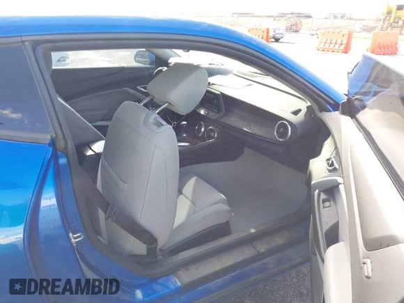 2018 Chevrolet Camaro 1LS z VIN 1G1FA1RX6J0169186, wystawiony jako IAAI lot #42102784 z przebiegiem 51 463 mil mil oraz . Historia ofert i sprzedaży dostępna na DreamBid. Obrazek 5.