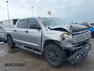2017 Toyota Tundra SR5 z VIN 5TFDW5F17HX647690, wystawiony jako IAAI lot #42369264 z przebiegiem 72 537 mil mil oraz . Historia ofert i sprzedaży dostępna na DreamBid. Obrazek 1.