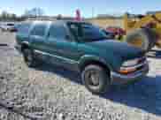1998 Chevrolet Blazer LS with VIN 1GNCS13W3W2158933, listed as a Copart auction lot 79733554 with 274,771 mi miles and Salvage title. Bid and sale history available at DreamBid. Image 4.