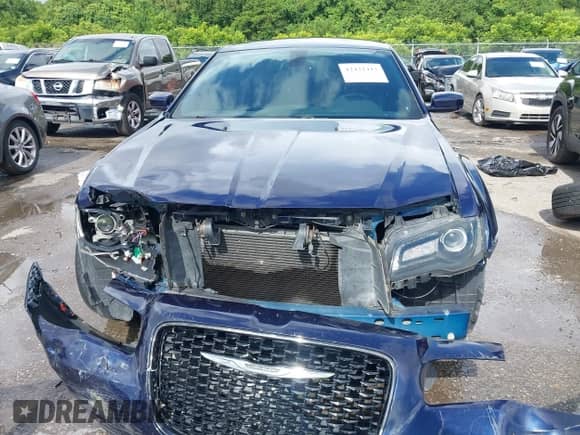 2016 Chrysler 300 S Alloy Edition z VIN 2C3CCABTXGH135076, wystawiony jako IAAI lot #42432413 z przebiegiem 140 266 mil mil oraz . Historia ofert i sprzedaży dostępna na DreamBid. Obrazek 12.