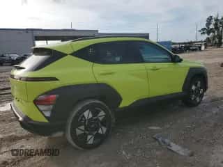 2024 Hyundai Kona SEL z VIN KM8HB3AB5RU056662, wystawiony jako Copart lot #73632604 z przebiegiem 5 748 mil mil oraz Szkoda całkowita • Salvage title. Historia ofert i sprzedaży dostępna na DreamBid. Obrazek 3.