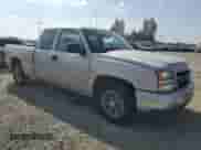 2006 Chevrolet Silverado 1500 Work Truck z VIN 1GCEC19VX6Z214600, wystawiony jako Copart lot #70415005 z przebiegiem 254 222 mil mil oraz Czysty tytuł • Clean title. Historia ofert i sprzedaży dostępna na DreamBid. Obrazek 4.