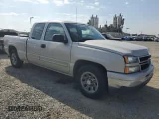 2006 Chevrolet Silverado 1500 Work Truck z VIN 1GCEC19VX6Z214600, wystawiony jako Copart lot #70415005 z przebiegiem 254 222 mil mil oraz Czysty tytuł • Clean title. Historia ofert i sprzedaży dostępna na DreamBid. Obrazek 4.