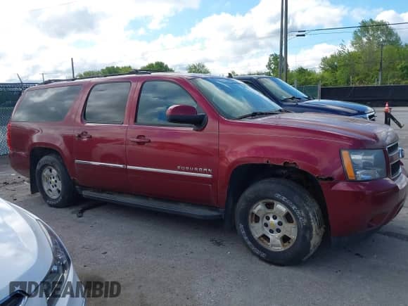 2011 Chevrolet Suburban LS z VIN 1GNSKHE33BR267353, wystawiony jako IAAI lot #42300791 z przebiegiem Nie podano mil oraz . Historia ofert i sprzedaży dostępna na DreamBid. Obrazek 13.