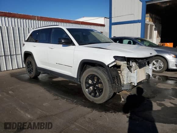 2024 Jeep Grand Cherokee Altitude with VIN 1C4RJHAG7R8519981, listed as a Copart auction lot 84902025 with 59,118 mi miles and Salvage title. Bid and sale history available at DreamBid. Image 4.