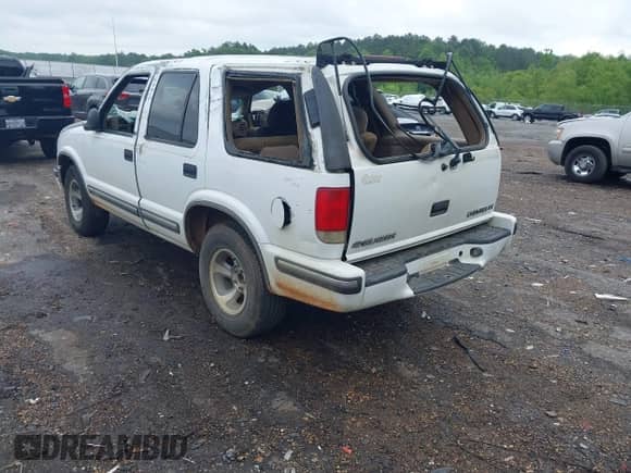 1998 Chevrolet Blazer LS with VIN 1GNCS13W0W2246192, listed as a IAAI auction lot 42106860 with 234,878 mi miles and . Bid and sale history available at DreamBid. Image 3.