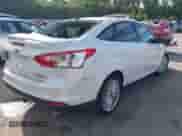 2013 Ford Focus Titanium z VIN 1FADP3J24DL280739, wystawiony jako IAAI lot #43033475 z przebiegiem 114 002 mil mil oraz . Historia ofert i sprzedaży dostępna na DreamBid. Obrazek 4.