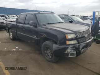 2005 Chevrolet Silverado SS z VIN 2GCEK19N751150820, wystawiony jako Copart lot #77775794 z przebiegiem Nie podano mil oraz Czysty tytuł • Clean title. Historia ofert i sprzedaży dostępna na DreamBid. Obrazek 4.