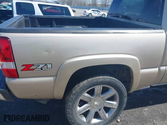 2005 Chevrolet Silverado 1500 LT with VIN 2GCEK13T251371555, listed as a IAAI auction lot 41763568 with 199,491 mi miles and . Bid and sale history available at DreamBid. Image 14.