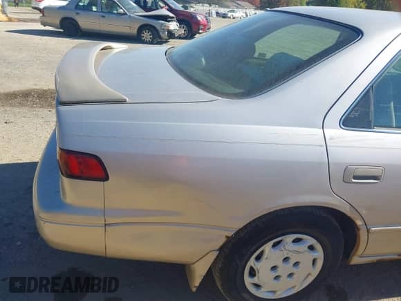 1998 Toyota Camry LE z VIN 4T1BG22K4WU360156, wystawiony jako IAAI lot #43477910 z przebiegiem 123 263 mil mil oraz . Historia ofert i sprzedaży dostępna na DreamBid. Obrazek 14.