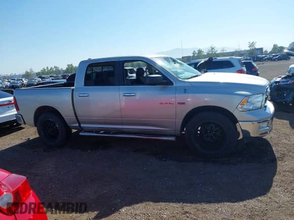 2009 Dodge 1500 Sport z VIN 1D3HB13T69J505466, wystawiony jako IAAI lot #42278465 z przebiegiem 228 700 mil mil oraz . Historia ofert i sprzedaży dostępna na DreamBid. Obrazek 13.