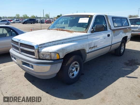 1994 Dodge 1500 z VIN 1B7HC16Z3RS695212, wystawiony jako IAAI lot #41933872 z przebiegiem 131 443 mil mil oraz . Historia ofert i sprzedaży dostępna na DreamBid. Obrazek 2.