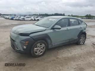 2024 Hyundai Kona SE z VIN KM8HA3AB1RU111157, wystawiony jako Copart lot #75010844 z przebiegiem 5 398 mil mil oraz Nie do naprawy • Non repairable. Historia ofert i sprzedaży dostępna na DreamBid. Obrazek 1.