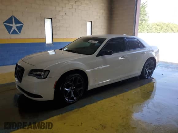 2020 Chrysler 300 Touring с VIN 2C3CCAAG5LH220678, выставлен на аукционе Copart как лот 68208695 с пробегом 139 499 миль миль и Чистый • Clean title. История ставок и продаж доступна на DreamBid. Изображение 1.