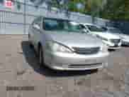 2005 Toyota Camry LE z VIN 4T1BE30KX5U957227, wystawiony jako IAAI lot #43258904 z przebiegiem 161 345 mil mil oraz . Historia ofert i sprzedaży dostępna na DreamBid. Obrazek 1.