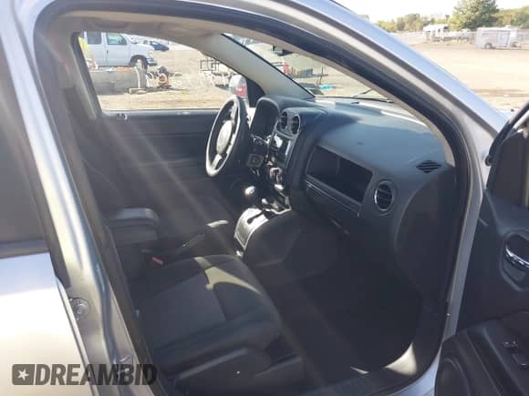 2012 Jeep Compass Sport z VIN 1C4NJDBB0CD621065, wystawiony jako IAAI lot #43342091 z przebiegiem 166 081 mil mil oraz . Historia ofert i sprzedaży dostępna na DreamBid. Obrazek 5.