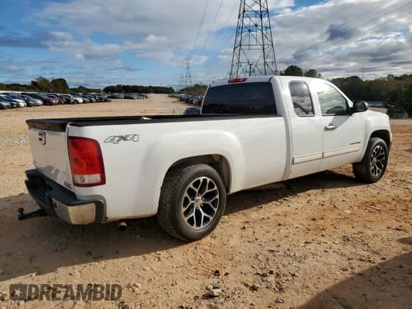 2010 GMC Sierra 1500 z VIN 1GTSKVE03AZ241430, wystawiony jako Copart lot #82417815 z przebiegiem 379 729 mil mil oraz Szkoda całkowita • Salvage title. Historia ofert i sprzedaży dostępna na DreamBid. Obrazek 3.