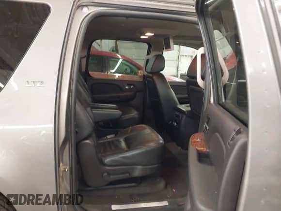 2008 Chevrolet Suburban 3LT z VIN 1GNFK163X8J211540, wystawiony jako IAAI lot #41992019 z przebiegiem 334 866 mil mil oraz . Historia ofert i sprzedaży dostępna na DreamBid. Obrazek 8.