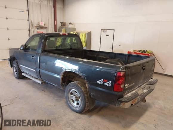 2004 Chevrolet Silverado 1500 LS z VIN 1GCEK14T04E225456, wystawiony jako IAAI lot #42469744 z przebiegiem 105 742 mil mil oraz . Historia ofert i sprzedaży dostępna na DreamBid. Obrazek 3.