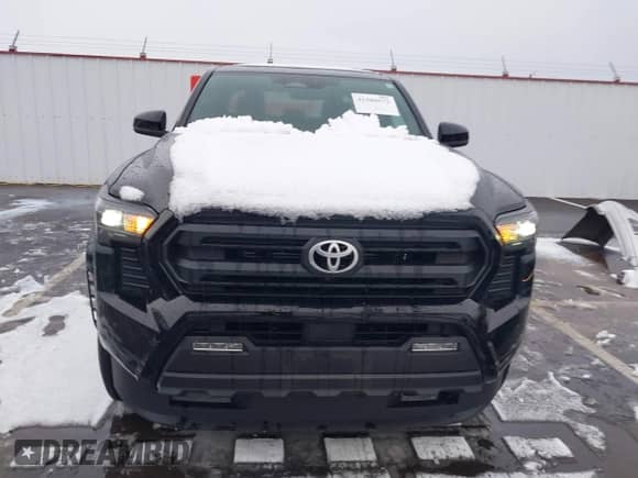 2024 Toyota Tacoma SR5 z VIN 3TMKB5FN3RM004833, wystawiony jako IAAI lot #41580572 z przebiegiem 7 039 mil mil oraz . Historia ofert i sprzedaży dostępna na DreamBid. Obrazek 12.