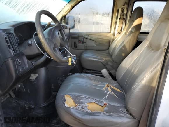 2006 Chevrolet Express Cargo z VIN 1GCGG25VX61220453, wystawiony jako Copart lot #72026125 z przebiegiem 219 173 mil mil oraz Szkoda całkowita • Salvage title. Historia ofert i sprzedaży dostępna na DreamBid. Obrazek 7.