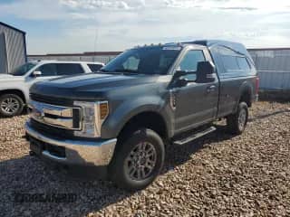 2019 Ford F-250 XL z VIN 1FTBF2B62KED20818, wystawiony jako Copart lot #66916075 z przebiegiem 123 436 mil mil oraz Szkoda całkowita • Salvage title. Historia ofert i sprzedaży dostępna na DreamBid. Obrazek 1.