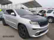 2012 Jeep Grand Cherokee SRT-8 z VIN 1C4RJFDJXCC205788, wystawiony jako IAAI lot #42047300 z przebiegiem 137 348 mil mil oraz . Historia ofert i sprzedaży dostępna na DreamBid. Obrazek 1.