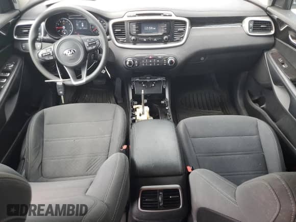 2017 Kia Sorento LX z VIN 5XYPG4A39HG226845, wystawiony jako Copart lot #68597625 z przebiegiem 103 990 mil mil oraz Czysty tytuł • Clean title. Historia ofert i sprzedaży dostępna na DreamBid. Obrazek 8.