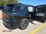 2025 Chevrolet Traverse AWD High Country z VIN 1GNEVKRS6SJ176899, wystawiony jako IAAI lot #43563760 z przebiegiem 18 060 mil mil oraz . Historia ofert i sprzedaży dostępna na DreamBid. Obrazek 29.