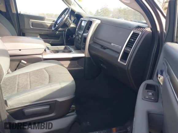 2016 Ram 1500 Lone Star z VIN 1C6RR6LTXGS269635, wystawiony jako IAAI lot #41203227 z przebiegiem 157 077 mil mil oraz . Historia ofert i sprzedaży dostępna na DreamBid. Obrazek 5.