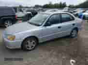 2002 Hyundai Accent GL z VIN KMHCG45C12U398748, wystawiony jako Copart lot #82077055 z przebiegiem 175 456 mil mil oraz Czysty tytuł • Clean title. Historia ofert i sprzedaży dostępna na DreamBid. Obrazek 1.