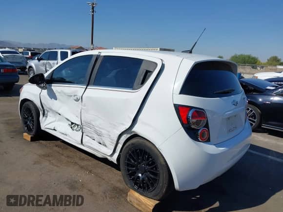 2012 Chevrolet Sonic LT z VIN 1G1JC6SB4C4214346, wystawiony jako IAAI lot #40296983 z przebiegiem 116 014 mil mil oraz . Historia ofert i sprzedaży dostępna na DreamBid. Obrazek 3.