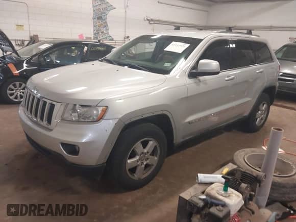 2011 Jeep Grand Cherokee 70th Anniversary with VIN 1J4RR4GG5BC571955, listed as a IAAI auction lot 42142924 with 251,814 mi miles and . Bid and sale history available at DreamBid. Image 2.