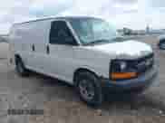 2005 Chevrolet Express Cargo z VIN 1GCFG15X951101878, wystawiony jako IAAI lot #42218005 z przebiegiem 374 603 mil mil oraz . Historia ofert i sprzedaży dostępna na DreamBid. Obrazek 1.