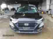 2021 Hyundai Kona SE z VIN KM8K12AA1MU687279, wystawiony jako Copart lot #71052535 z przebiegiem 83 934 mil mil oraz Czysty tytuł • Clean title. Historia ofert i sprzedaży dostępna na DreamBid. Obrazek 5.
