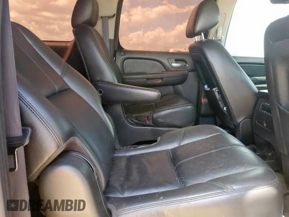 2011 Chevrolet Suburban LT с VIN 1GNSCJE05BR142137, выставлен на аукционе Copart как лот 62715655 с пробегом 217 315 миль миль и Списание • Salvage title. История ставок и продаж доступна на DreamBid. Изображение 10.