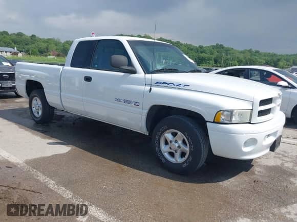2000 Dodge 1500 with VIN 3B7HC13Z7YG103630, listed as a IAAI auction lot 42240485 with 21,142 mi miles and . Bid and sale history available at DreamBid. Image 1.