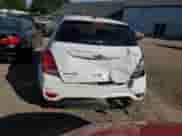 2022 Chevrolet Trax LS z VIN KL7CJNSM9NB527227, wystawiony jako Copart lot #65504805 z przebiegiem 67 152 mil mil oraz Nie do naprawy • Non repairable. Historia ofert i sprzedaży dostępna na DreamBid. Obrazek 6.