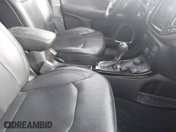 2019 Jeep Compass Limited z VIN 3C4NJDCB8KT638591, wystawiony jako IAAI lot #42022564 z przebiegiem 46 802 mil mil oraz . Historia ofert i sprzedaży dostępna na DreamBid. Obrazek 5.