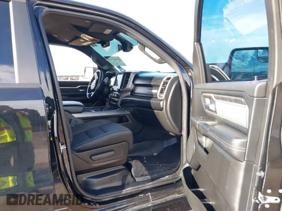 2021 Ram 1500 Big Horn z VIN 1C6SRFFT8MN637530, wystawiony jako IAAI lot #41435125 z przebiegiem 134 649 mil mil oraz . Historia ofert i sprzedaży dostępna na DreamBid. Obrazek 5.