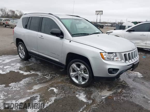 2012 Jeep Compass Limited z VIN 1C4NJCCB3CD511555, wystawiony jako IAAI lot #41752339 z przebiegiem 128 435 mil mil oraz . Historia ofert i sprzedaży dostępna na DreamBid. Obrazek 1.