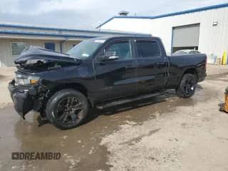 2021 Ram 1500 Big Horn z VIN 1C6SRFMT4MN602776, wystawiony jako Copart lot #49806915 z przebiegiem 59 136 mil mil oraz Szkoda całkowita • Salvage title. Historia ofert i sprzedaży dostępna na DreamBid. Obrazek 1.