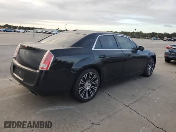 2012 Chrysler 300 S z VIN 2C3CCABGXCH256932, wystawiony jako Copart lot #76656204 z przebiegiem Nie podano mil oraz Szkoda całkowita • Salvage title. Historia ofert i sprzedaży dostępna na DreamBid. Obrazek 3.