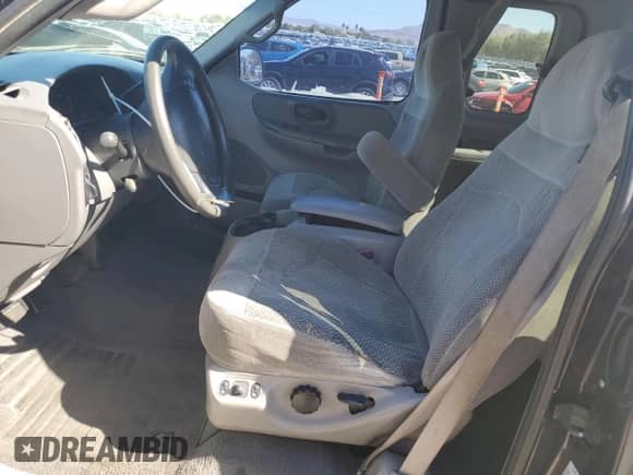 2000 Ford F-150 XL с VIN 1FTZX1722YNB28352, выставлен на аукционе Copart как лот 87065995 с пробегом 196 059 миль миль и Списание • Salvage title. История ставок и продаж доступна на DreamBid. Изображение 7.