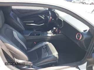 2018 Chevrolet Camaro 2LT z VIN 1G1FD1RS7J0145717, wystawiony jako IAAI lot #43084762 z przebiegiem 120 000 mil mil oraz . Historia ofert i sprzedaży dostępna na DreamBid. Obrazek 5.