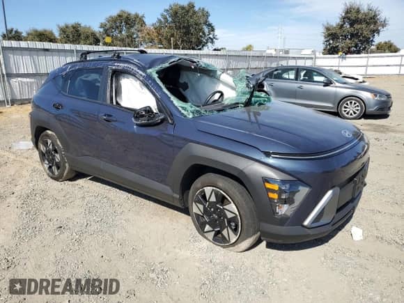 2024 Hyundai Kona SEL z VIN KM8HB3AB0RU182945, wystawiony jako Copart lot #75560114 z przebiegiem 4 056 mil mil oraz Szkoda całkowita • Salvage title. Historia ofert i sprzedaży dostępna na DreamBid. Obrazek 4.