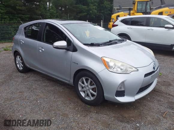 2013 Toyota Prius One z VIN JTDKDTB3XD1051060, wystawiony jako IAAI lot #42851670 z przebiegiem 163 017 mil mil oraz . Historia ofert i sprzedaży dostępna na DreamBid. Obrazek 1.