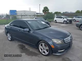 2011 Mercedes-Benz C 300 Sport z VIN WDDGF8BB5BR148305, wystawiony jako IAAI lot #42935171 z przebiegiem 176 994 mil mil oraz . Historia ofert i sprzedaży dostępna na DreamBid. Obrazek 1.